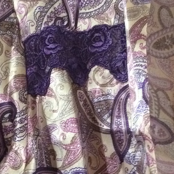 Beautiful Robe - Picture 2 of 6